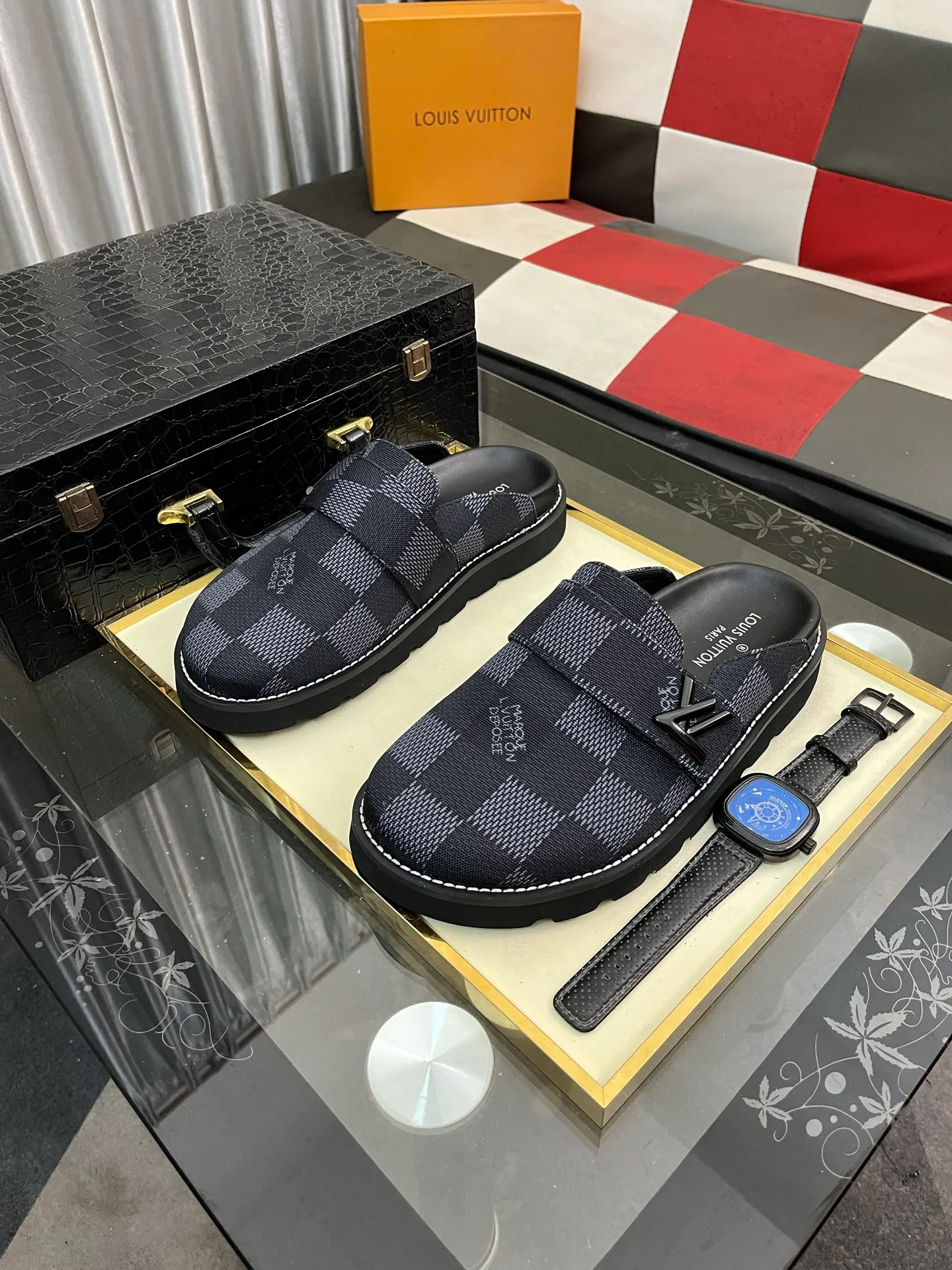 Men's men's shoes 💰420⌚️⌚️lv new Baotou half-slippers winterbreak comfert flat slippers lv letter and monogram floral embellished leather pattern, with sheepskin lining, suitable for indoor and outdoor wear. The water table is made of high-density foam material, which is light and comfortable. The sole has a certain thickness and the anti-aging effect is also good! Premium size: 38-444️⃣Colors available